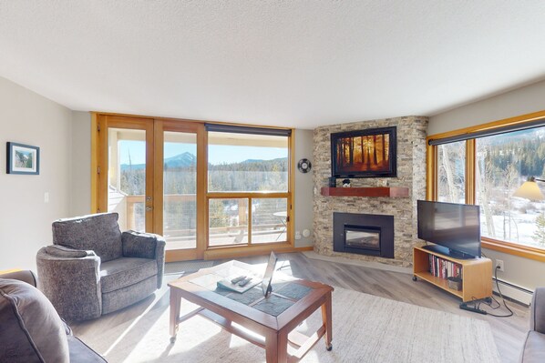 TV, fireplace, books - Mountain-view condo with great balcony & grill - bus to slopes (Silverthorne)
