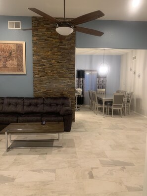 Televisión y chimenea