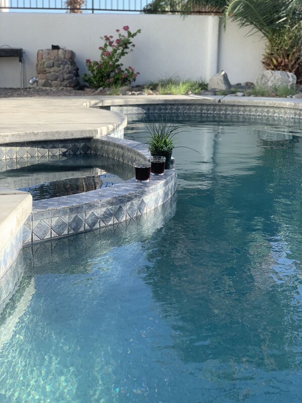 Alberca techada y alberca al aire libre