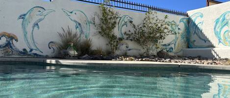 Una piscina cubierta, una piscina al aire libre