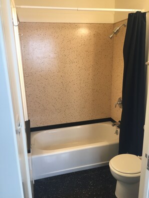 Haartrockner, Handtücher, Seife, Toilettenpapier