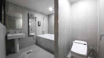 Ducha, artículos de tocador gratuitos, secador de pelo, pantuflas