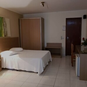 Standardzimmer | Minibar, Schreibtisch, Zustellbetten, kostenloses WLAN