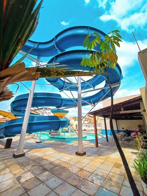 Een waterpark met glijbanen en een zwembad.