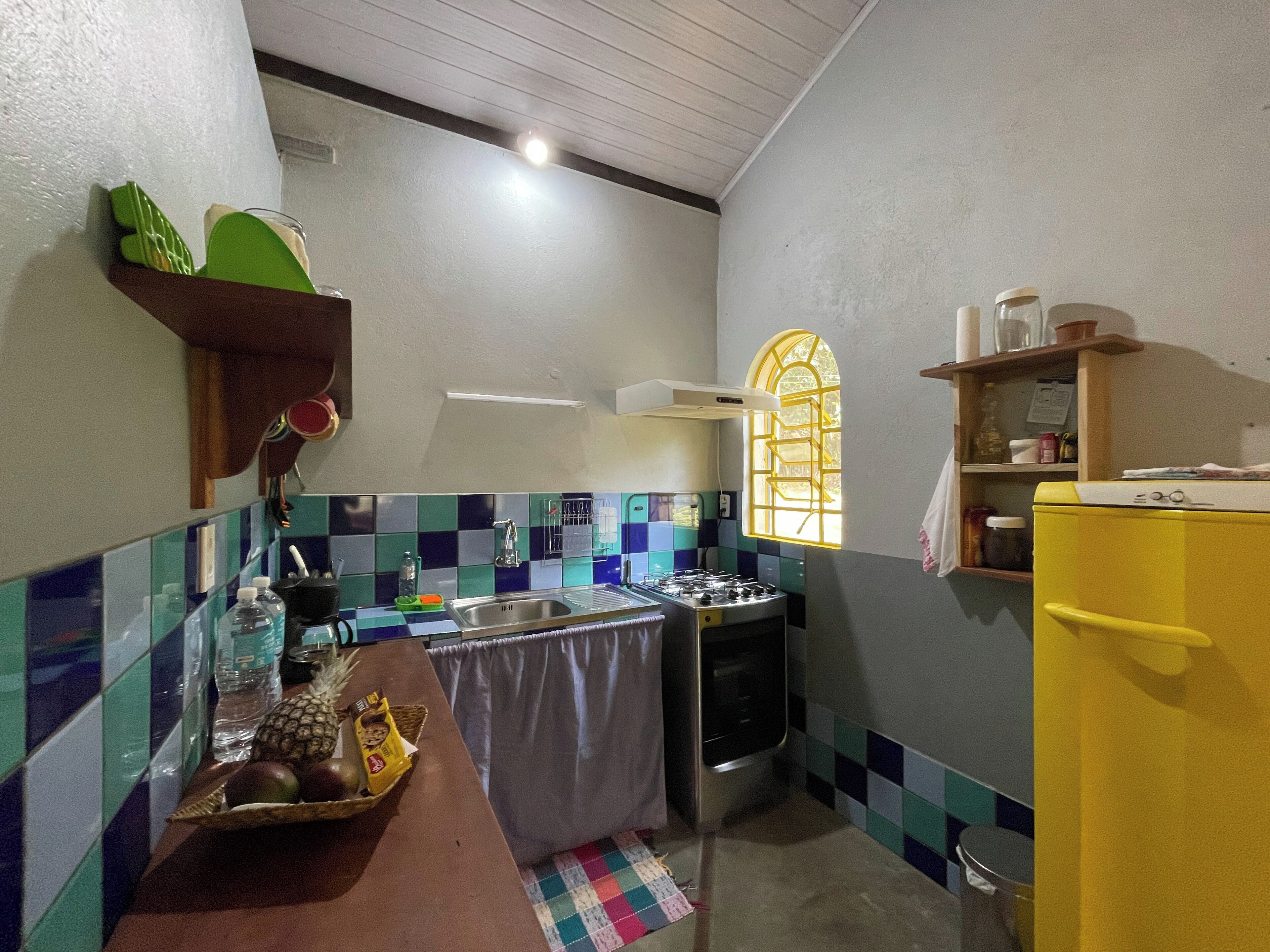 Refrigerador, horno, parrilla de estufa y cafetera y tetera 