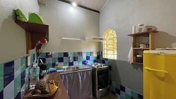 Refrigerador, horno, parrilla de estufa y cafetera y tetera