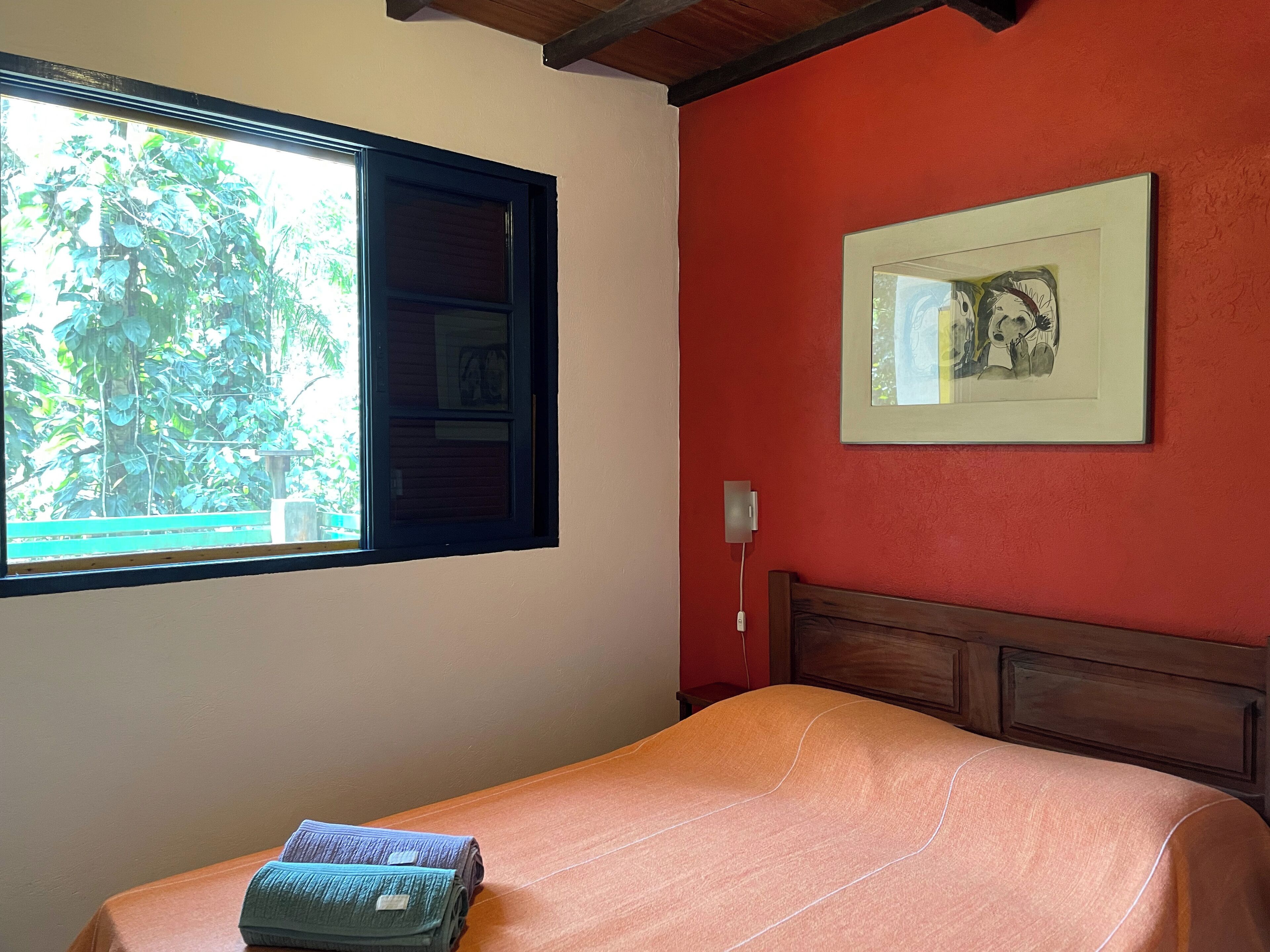 2 bedrooms, travel crib, free WiFi, bed sheets