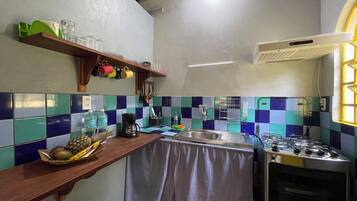Refrigerador, horno, parrilla de estufa y cafetera y tetera