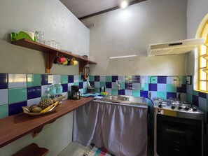 Réfrigérateur, four, plaque de cuisson, cafetiÚre/bouilloire