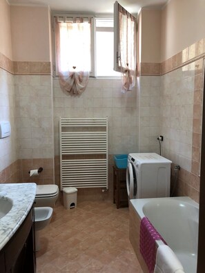 Combinazione doccia/vasca, asciugacapelli, bidet, asciugamani