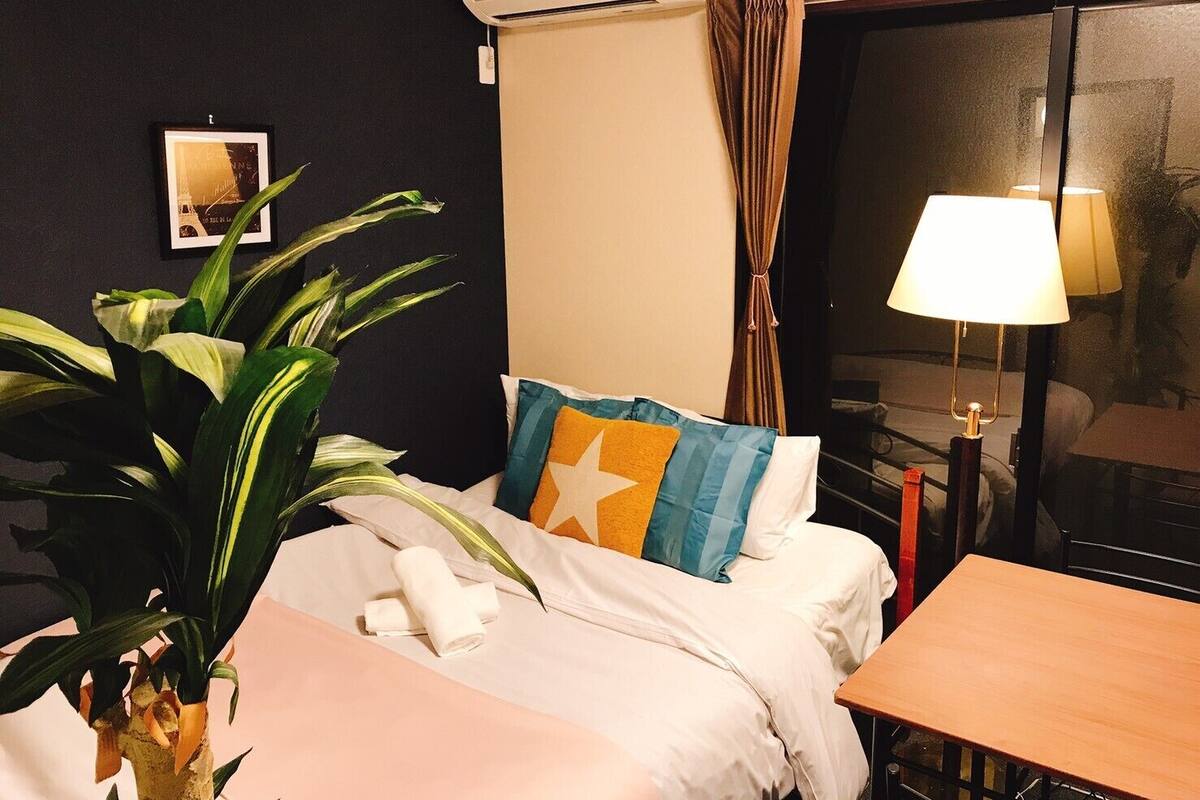 1 bedroom, desk, soundproofing