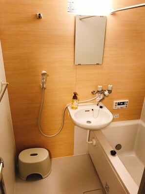Departamento, 1 habitación (1F) | Baño | Tina y regadera independientes y amenidades de baño gratuitas 