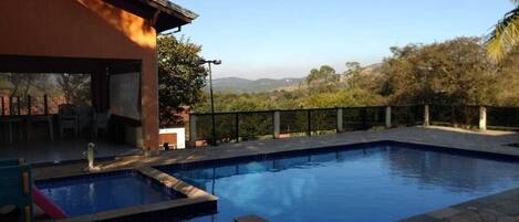 Piscina all'aperto, una piscina riscaldata