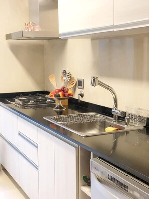 Refrigerador, microondas, horno, placa de cocina