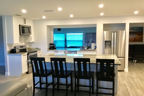 Frigorifero, microonde, forno, piano cottura