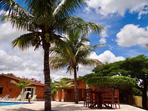 Una piscina al aire libre