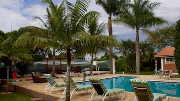 Una piscina al aire libre