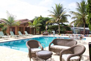 Una piscina al aire libre