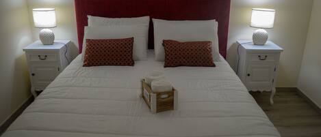 1 dormitorio, tabla de planchar con plancha, wifi y ropa de cama