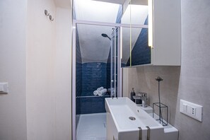Secador de cabelo, toalhas de banho, sabonete, papel higiênico