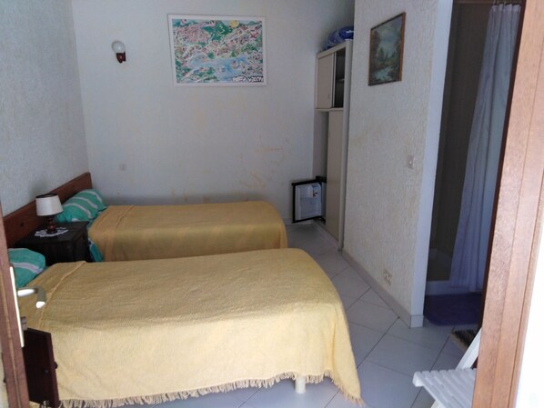 3 bedrooms, bed sheets