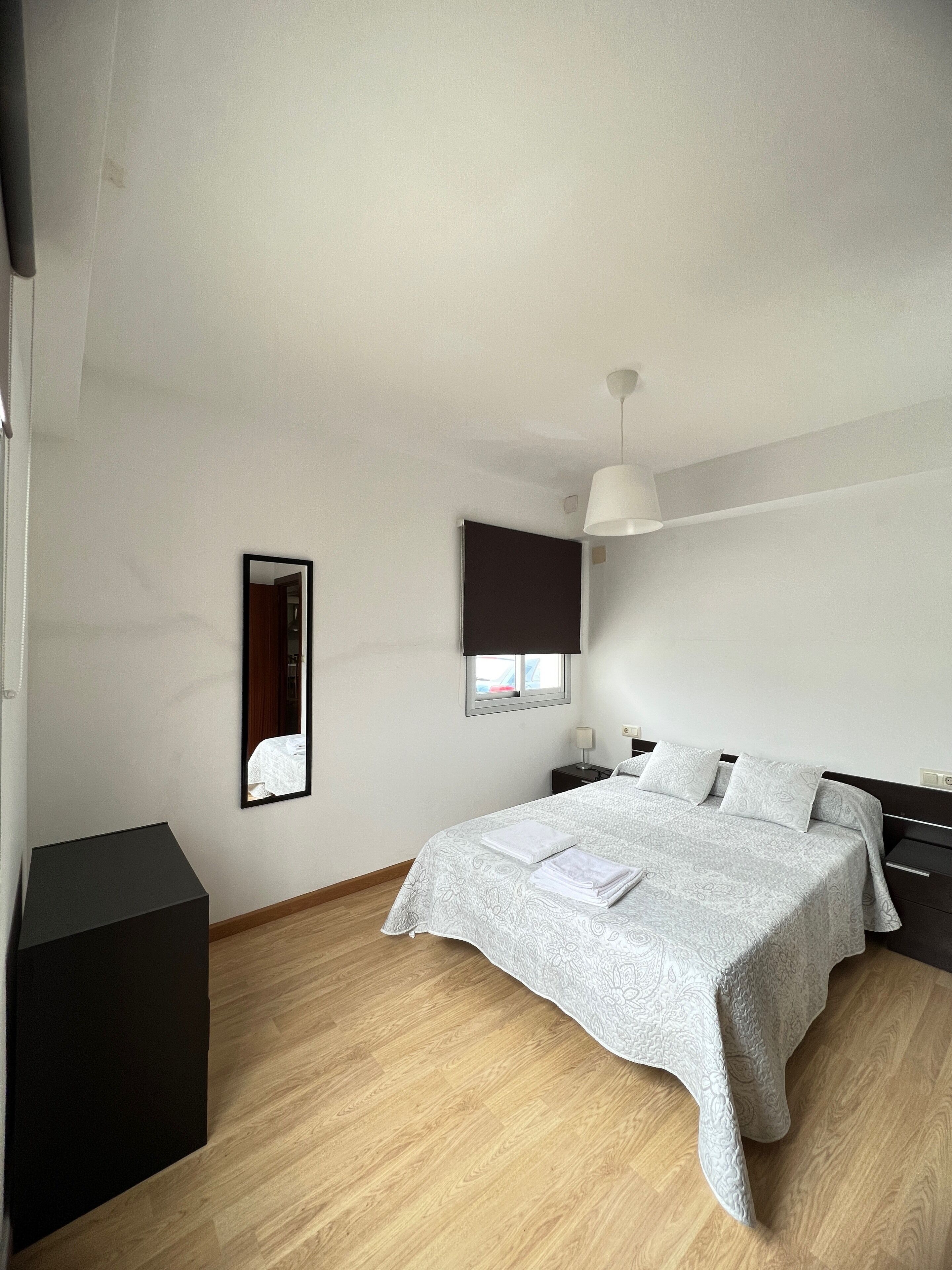 8 quartos, ferros/tábuas de passar roupa, berço de viagem, roupa de cama