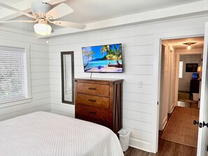 2 bedrooms, in-room safe, iron/ironing board, free WiFi