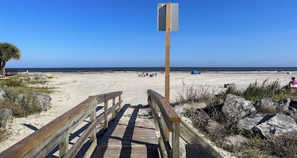 Newly Renovated 2 Bedroom Cottage! One block to Beach! Walk to King & Prince!