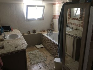Banheira, banheira de hidromassagem, secador de cabelo, papel higiênico