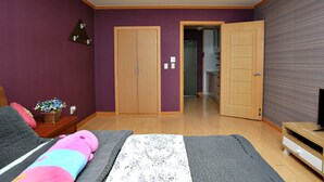 A bedroom with a bed, a TV, and a wardrobe. - Marronnier Pension (Taean)