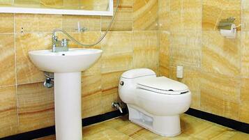 Dusch, gratis toalettartiklar, hårtork och handdukar