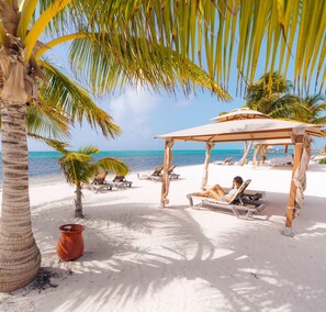 En la playa, camastros y toallas de playa