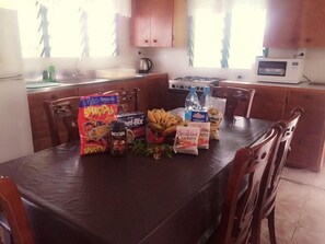 Sams House | Private kitchen | Full-sized fridge, microwave, oven, stovetop - Green Lodge Holiday Homes (Nuku'alofa)