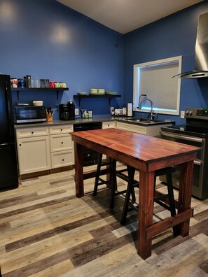 Frigorifero, microonde, forno, piano cottura