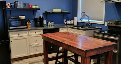 The Crash Pad, un apartamento privado de 1 dormitorio, 1 baño y 1200 pies cuadrados