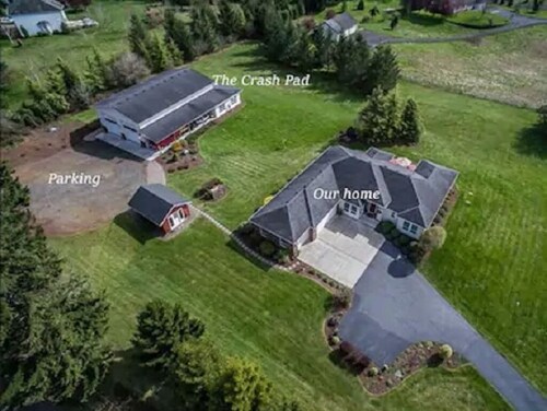 The Crash Pad, A private 1 bedroom, 1 bath 1200 sq ft apartment.