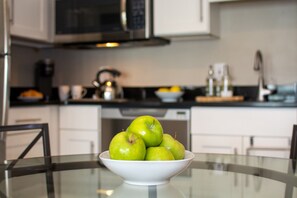 Kylskåp, mikrovågsugn, spishäll och diskmaskin