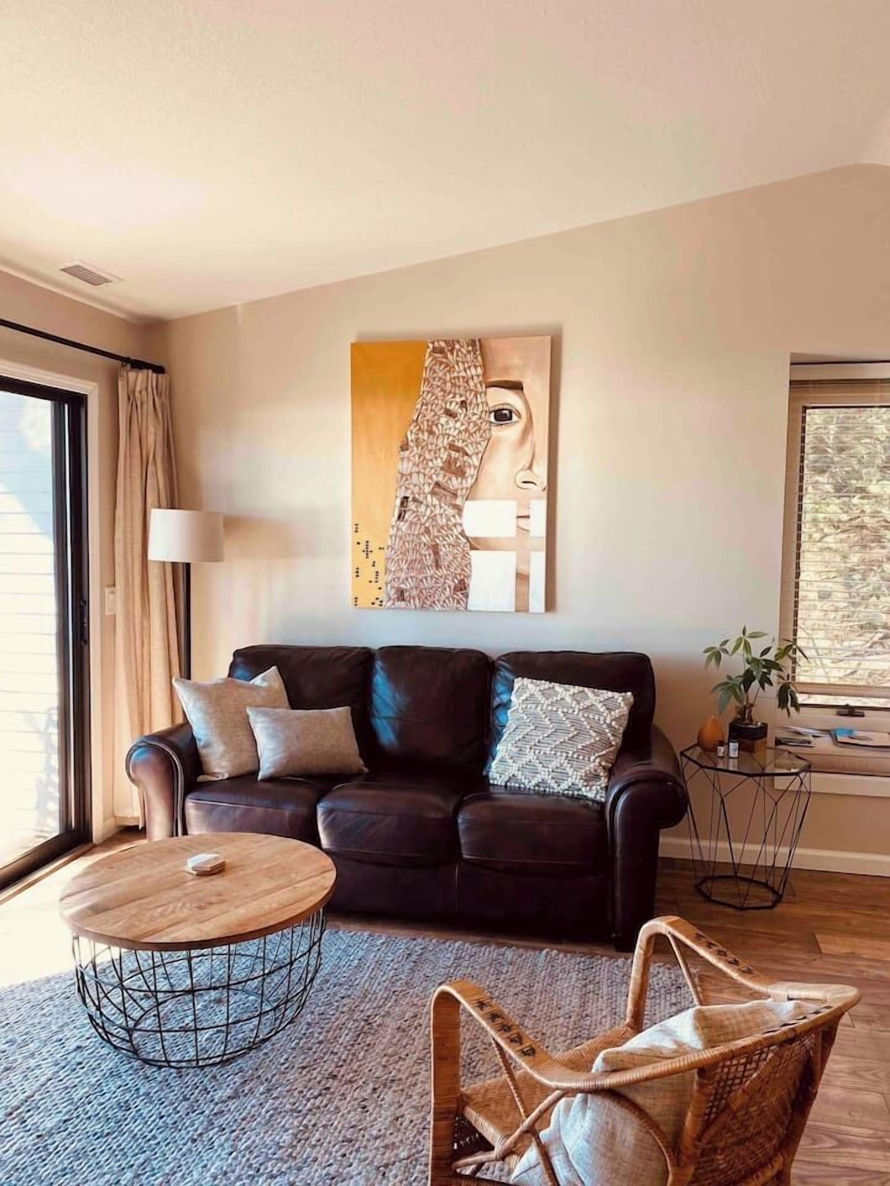 Televisión, biblioteca musical y videoteca 