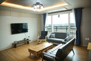 Family Room | Living room | Flat-screen TV - The Wind Blows Pension (Jeju City)