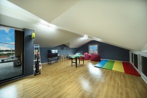 Family Room | Living room | Flat-screen TV - The Wind Blows Pension (Jeju City)