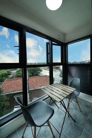 Decoración personalizada, muebles diferentes y wifi gratis 