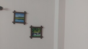 Dos cuadros enmarcados sobre una pared blanca lisa.