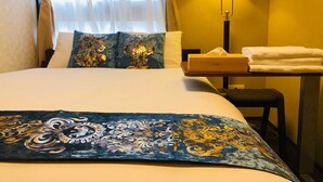 Quarto casal básico, 1 cama de casal | Cortinas blackout