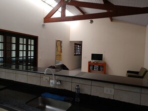 TV connectée, table de tennis de table, chaîne hi-fi, espaces bureaux