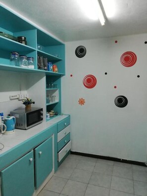 Microwave, cookware/dishes/utensils