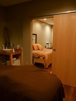 Couples treatment room(s), sauna, hot tub, steam room, body treatments - The Catfish Bend Inn & Spa (Burlington)