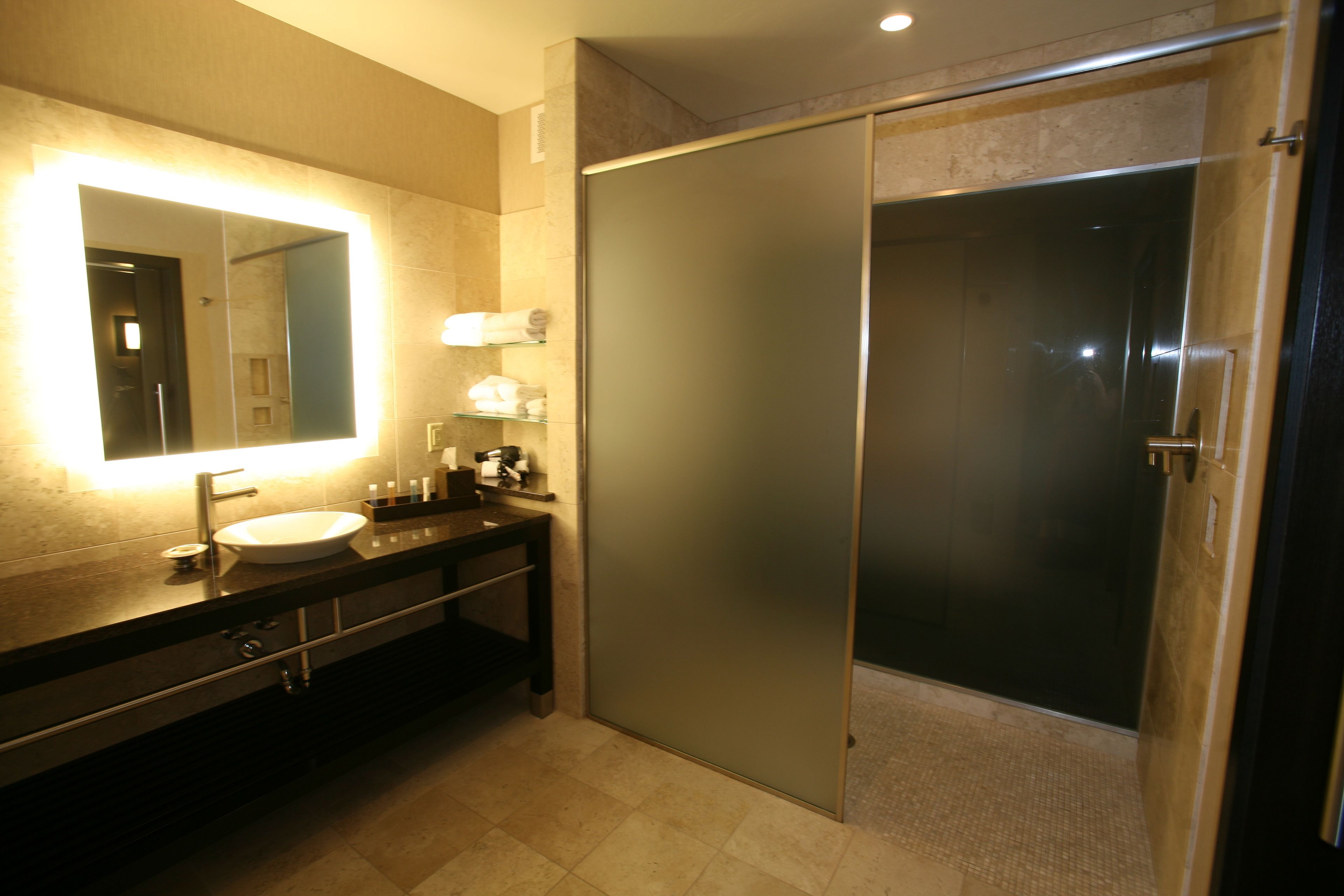 Chuveiro, chuveiro com efeito de chuva, produtos de toalete grátis 