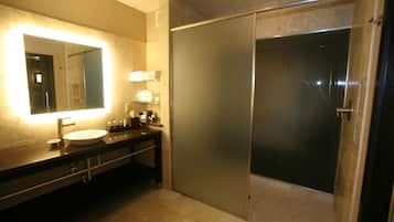 Shower, rainfall showerhead, free toiletries, hair dryer