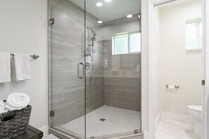 Douche, sèche-cheveux, serviettes fournies, savon