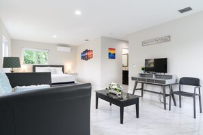 1 bedroom, iron/ironing board, free WiFi, bed sheets - Hot Spa - Super Clean - 8 M Drive to Beach, Restaurants, Nightlife (Lighthouse Point)